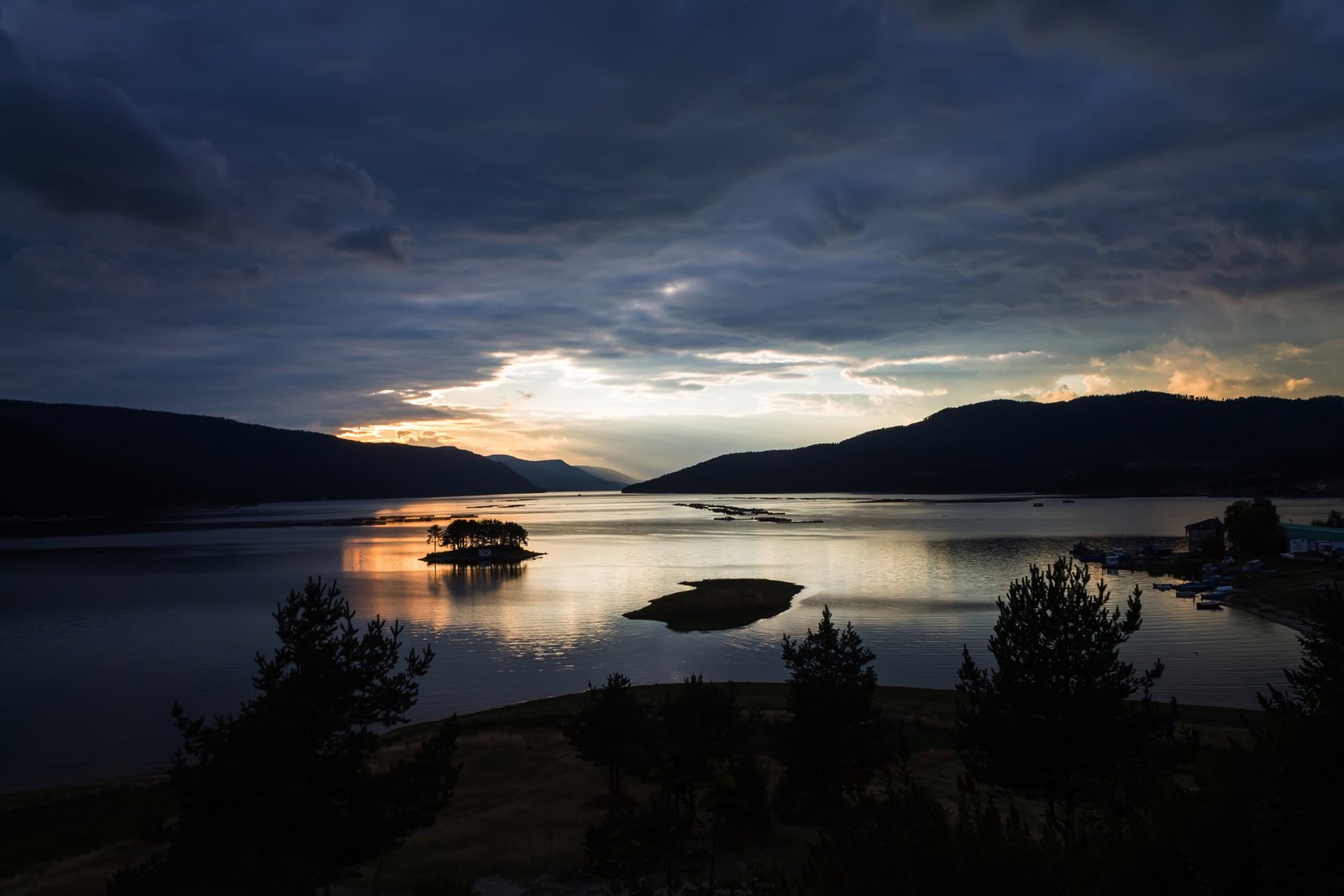 Залезът над Язовир Доспат